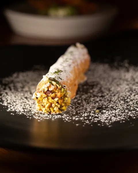 Cannoli de pistache com açúcar de confeiteiro