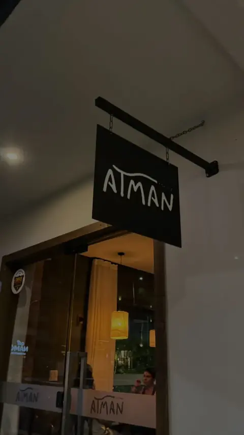 Placa ATMAN pendurada na entrada