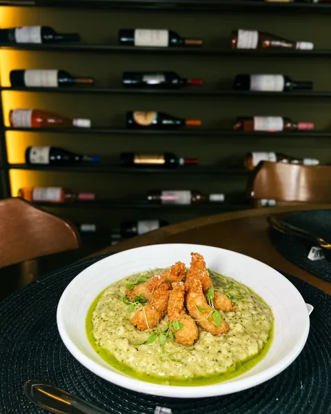 Risoto pesto de pistache e camarões crocantes, um dos risotos do cardápio